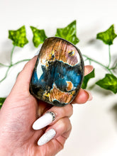 Load image into Gallery viewer, Labradorite Freeform (25A)