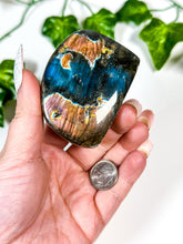 Load image into Gallery viewer, Labradorite Freeform (25A)