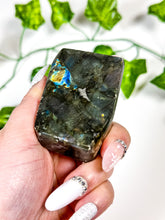 Load image into Gallery viewer, Labradorite Freeform (22C)