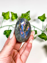 Load image into Gallery viewer, Labradorite Palmstone (11V)