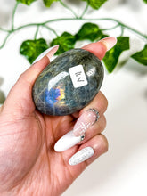 Load image into Gallery viewer, Labradorite Palmstone (11V)
