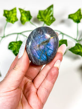 Load image into Gallery viewer, Labradorite Palmstone (10T)