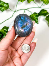 Load image into Gallery viewer, Labradorite Palmstone (10T)