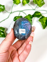 Load image into Gallery viewer, Labradorite Palmstone (10T)
