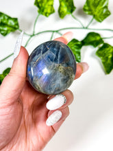 Load image into Gallery viewer, Labradorite Palmstone (9Q)