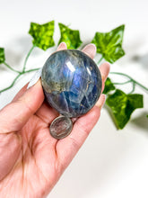 Load image into Gallery viewer, Labradorite Palmstone (9Q)