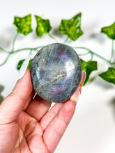 Load image into Gallery viewer, Labradorite Palmstone (9T)