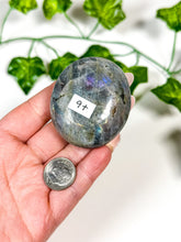 Load image into Gallery viewer, Labradorite Palmstone (9T)