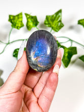 Load image into Gallery viewer, Labradorite Palmstone (8B)