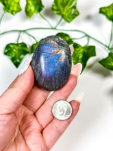 Load image into Gallery viewer, Labradorite Palmstone (8B)