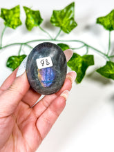 Load image into Gallery viewer, Labradorite Palmstone (8B)