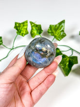 Load image into Gallery viewer, Labradorite Palmstone (8C)