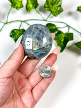 Load image into Gallery viewer, Labradorite Palmstone (8C)