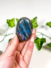 Load image into Gallery viewer, Labradorite Palmstone (7K)