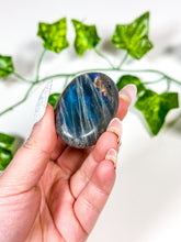 Load image into Gallery viewer, Labradorite Palmstone (7K)