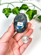 Load image into Gallery viewer, Labradorite Palmstone (7K)
