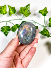 Load image into Gallery viewer, Labradorite Palmstone (6A)