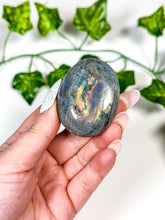 Load image into Gallery viewer, Labradorite Palmstone (6A)