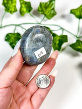 Load image into Gallery viewer, Labradorite Palmstone (6A)