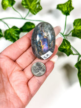 Load image into Gallery viewer, Labradorite Palmstone (5A)
