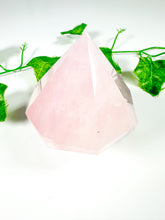 Load image into Gallery viewer, Rose Quartz Gem Cut Diamond (42t)