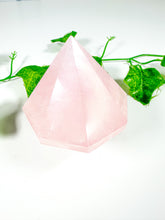 Load image into Gallery viewer, Rose Quartz Gem Cut Diamond (42t)