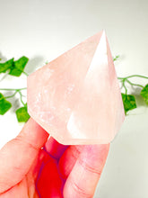 Load image into Gallery viewer, Rose Quartz Gem Cut Diamond (32W)