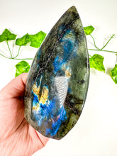 Load image into Gallery viewer, Labradorite Flame (56D)
