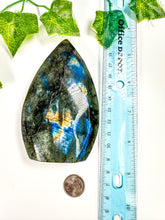 Load image into Gallery viewer, Labradorite Flame (56D)