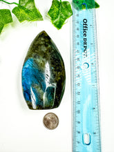 Load image into Gallery viewer, Labradorite Flame (39t)