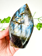 Load image into Gallery viewer, Labradorite Flame (36M)