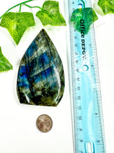 Load image into Gallery viewer, Labradorite Flame (35V)