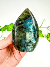 Load image into Gallery viewer, Labradorite Flame (32P)