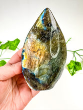 Load image into Gallery viewer, Labradorite Flame (30F)