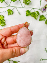 Load image into Gallery viewer, Rose Quartz Gemcut Pendant