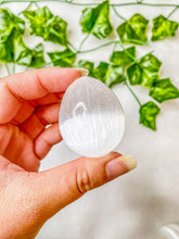 Load image into Gallery viewer, Satin Spar Selenite Egg