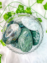 Load image into Gallery viewer, Moss Agate Palmstone