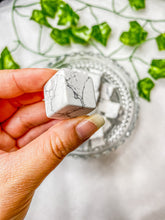 Load image into Gallery viewer, Howlite Cube
