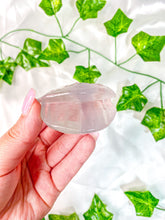 Load image into Gallery viewer, Fluorite Clam Shell