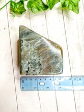 Load image into Gallery viewer, Labradorite Freeform (52i)
