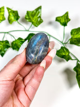 Load image into Gallery viewer, Labradorite Palmstone (5A)
