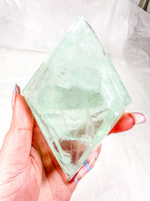 Load image into Gallery viewer, HQ Gemmy Green Fluorite Diamond on Stand (105E)
