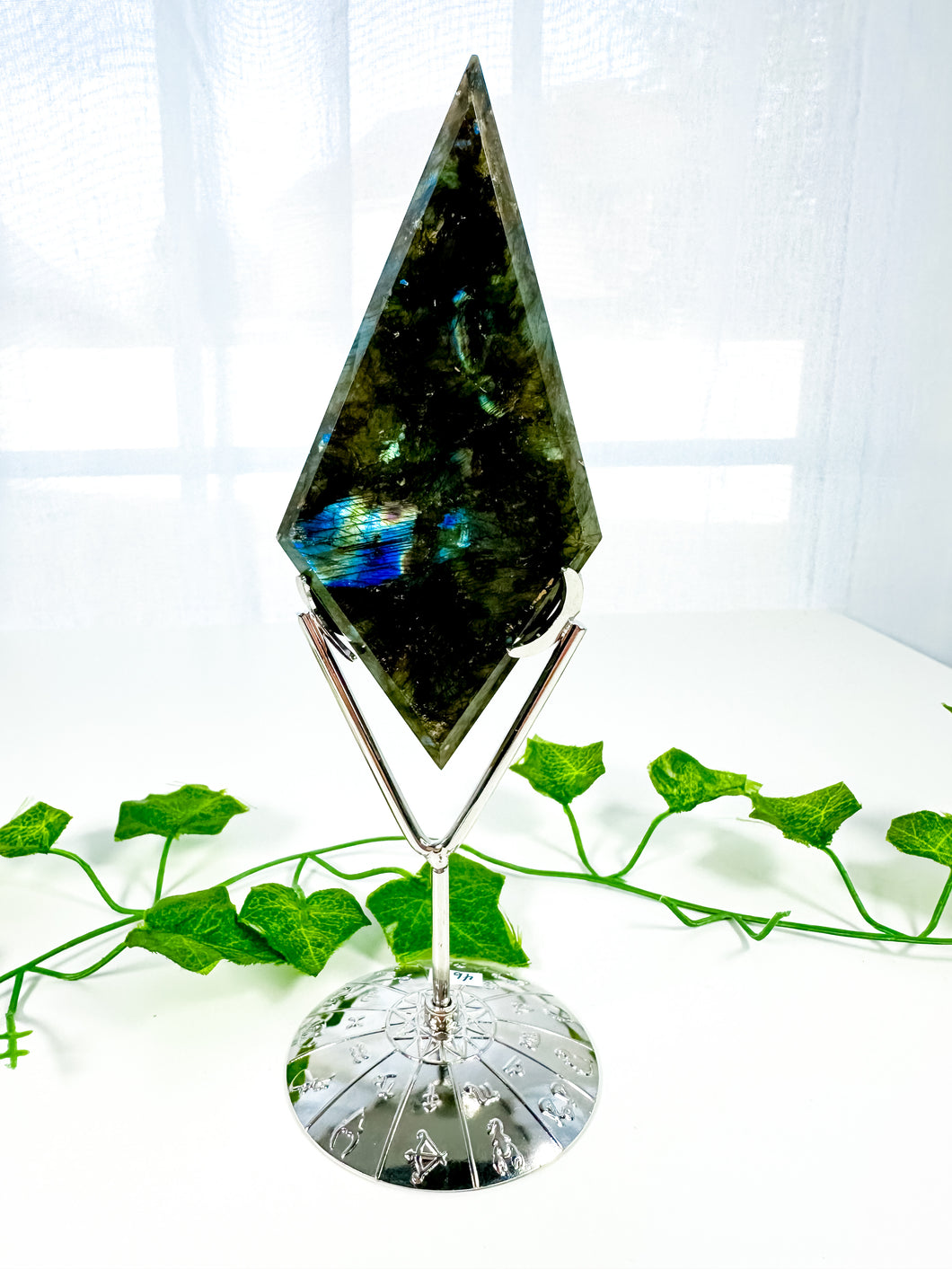 Labradorite Diamond on Stand (46K)